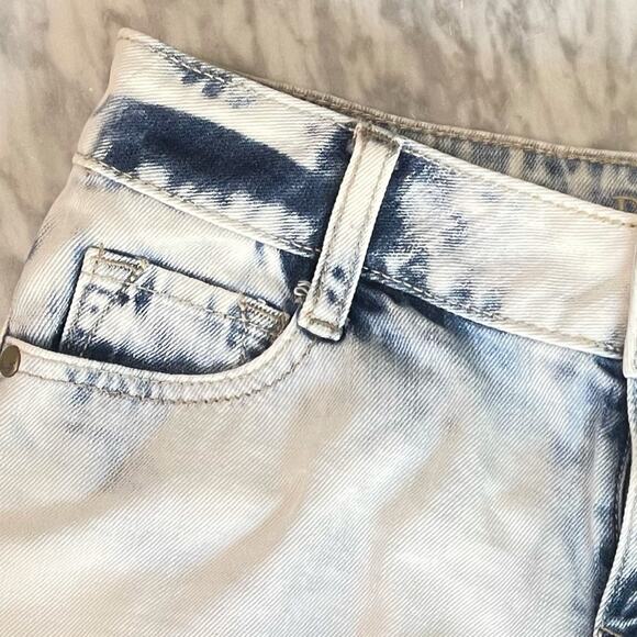 0209 Decree Acid Wash Raw Hem Shorts - Picture 3 of 8